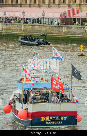 Londres, Royaume-Uni. 15 Juin, 2016. Bars bondés le passage des bateaux sur la terrasse du Parlement - Nigel Farage, le chef de l'UKIP, rejoint une flottille de chalutiers de pêche jusqu'à la Tamise, le Parlement d'appeler pour le Royaume-Uni se retire de l'UE, à une manifestation programmée pour coïncider avec le premier ministre pour ses questions. Crédit : Guy Bell/Alamy Live News Banque D'Images