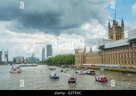Londres, Royaume-Uni. 15 Juin, 2016. Nuages de tempête de recueillir plus de la flotte - Nigel Farage, le chef de l'UKIP, rejoint une flottille de chalutiers de pêche jusqu'à la Tamise, le Parlement d'appeler pour le Royaume-Uni se retire de l'UE, à une manifestation programmée pour coïncider avec le premier ministre pour ses questions. Crédit : Guy Bell/Alamy Live News Banque D'Images