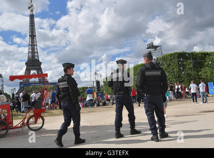 Paris, France. 15 Juin, 2016. Trois officiers de police français promenade à travers ceinturée fan zone sous la Tour Eiffel à l'UEFA 2016 Championnat d'Europe à Paris, France, 15 juin 2016. Photo : PETER KNEFFEL/dpa/Alamy Live News Banque D'Images