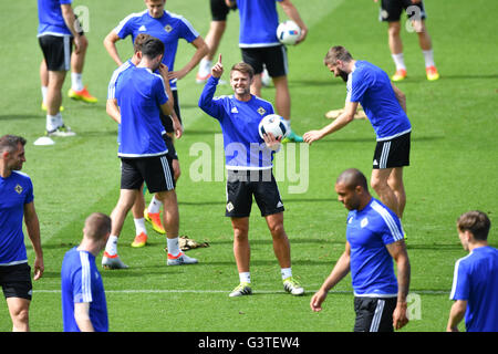 Lyon, France. 15 Juin, 2016. Les joueurs de l'Irlande du Nord en action pendant une session de formation de l'équipe nationale de soccer au Stade de Lyon à Lyon, France, 15 juin 2016. L'Irlande du Nord feront face à e l'Ukraine dans le groupe C de l'UEFA EURO 2016 football match tour préliminaire le 16 juin 2016. Photo : Uwe Anspach/dpa/Alamy Live News Banque D'Images