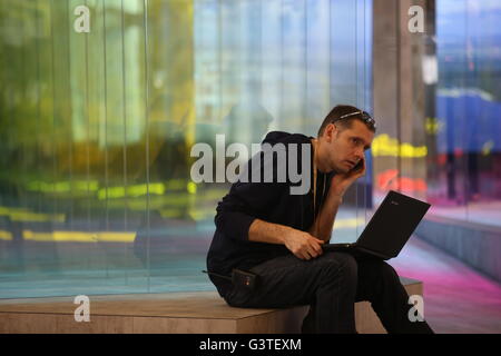 Saint-pétersbourg, Russie. 15 Juin, 2016. Un homme travaille sur un ordinateur portable lors du Forum économique international de Saint-Pétersbourg en 2016 Saint-Pétersbourg, Russie, le Jun. 15, 2016. Le 20e Forum économique international de Saint-Pétersbourg (FEISP) se tiendra du 16 au 18 juin, sous la devise 'capitalisant sur la nouvelle réalité économique mondiale." . © Evgeny Sinitsyn/Xinhua/Alamy Live News Banque D'Images