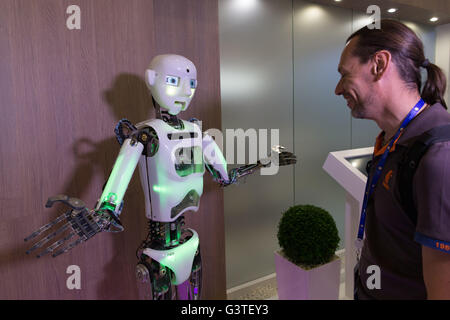 Saint-pétersbourg, Russie. 15 Juin, 2016. Un homme parle à un Android à Saint-Pétersbourg, en Russie, le 15 juin, 2016. Le 20e Forum économique international de Saint-Pétersbourg (FEISP) se tiendra du 16 au 18 juin, sous la devise 'capitalisant sur la nouvelle réalité économique mondiale." © Bai Xueqi/Xinhua/Alamy Live News Banque D'Images