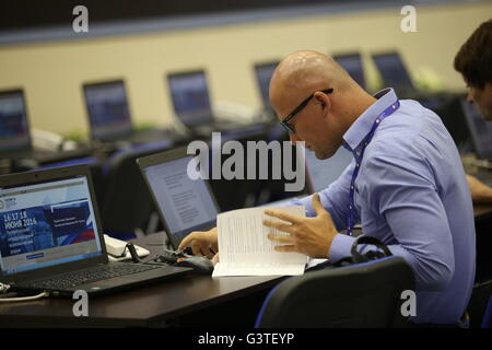 Saint-pétersbourg, Russie. 15 Juin, 2016. Un homme travaille sur un ordinateur portable lors du Forum économique international de Saint-Pétersbourg en 2016 Saint-Pétersbourg, Russie, le Jun. 15, 2016. Le 20e Forum économique international de Saint-Pétersbourg (FEISP) se tiendra du 16 au 18 juin, sous la devise 'capitalisant sur la nouvelle réalité économique mondiale." . © Evgeny Sinitsyn/Xinhua/Alamy Live News Banque D'Images