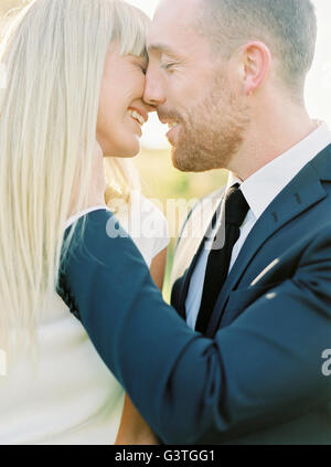 La Suède, l'Époux et épouse les baisers Banque D'Images