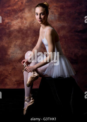 Portrait d'une ballerine en mettant son pointes Banque D'Images