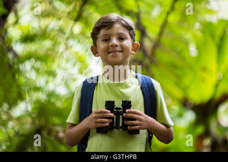 Happy boy holding binoculars Banque D'Images