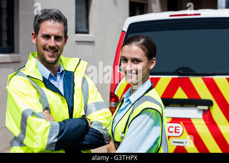 Portrait de l'équipe d'ambulanciers Banque D'Images