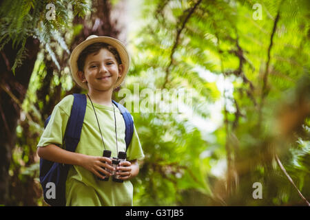 Happy boy holding binoculars Banque D'Images
