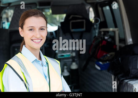 Ambulancewoman avec ambulance Portrait Banque D'Images