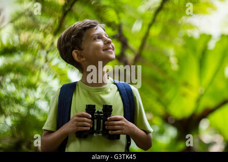 Happy boy holding binoculars Banque D'Images