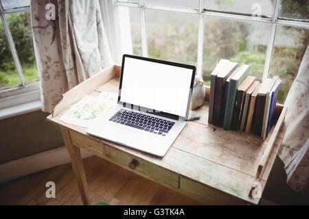 Vue rapprochée de l'ordinateur portable et de bureau en bois Banque D'Images