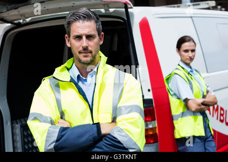 Portrait de l'équipe d'ambulanciers Banque D'Images