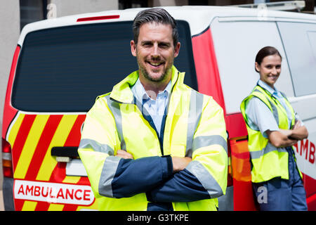 Portrait de l'équipe d'ambulanciers Banque D'Images