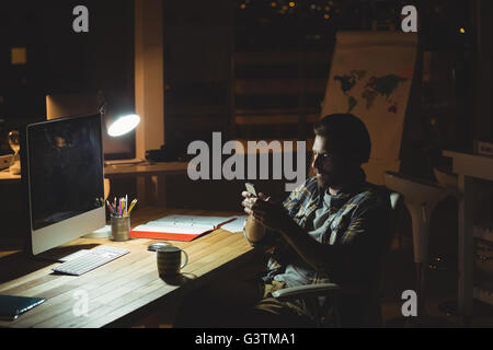 Portrait de son smartphone dans la nuit Banque D'Images