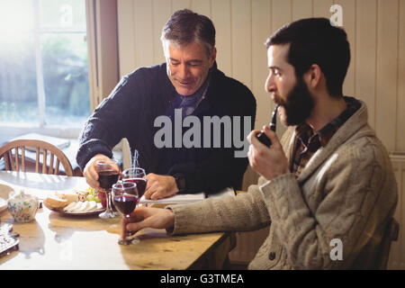 Homme mature et dégustation de vin rouge hipster Banque D'Images