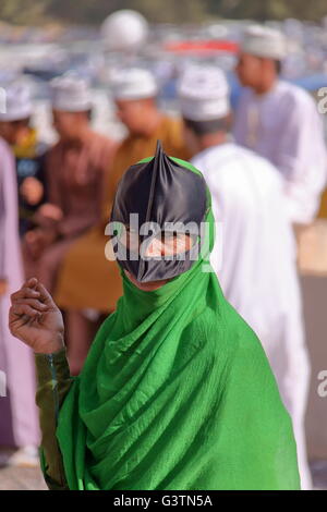 Portrait d'un bédouin femme omanaise habillé traditionnellement présents au marché de chèvre à Nizwa, Oman, Hajar Occidental Banque D'Images