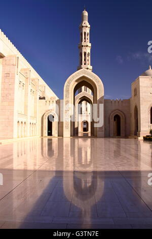 L'entrée principale du Sultan Qaboos Grand Mosque in Muscat, Oman Banque D'Images