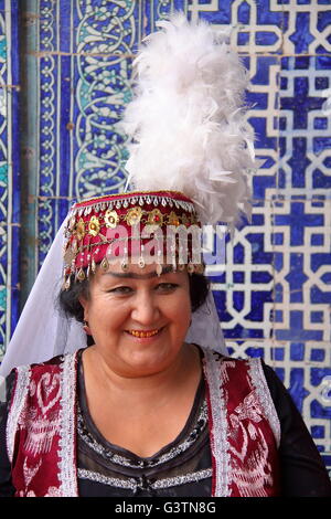 Habillé traditionnellement l'Ouzbek woman posing à Tosh Hovli palace à Khiva, Ouzbékistan Banque D'Images