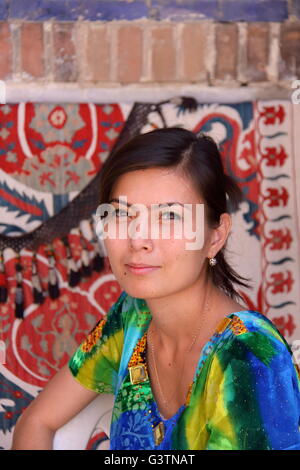 Portrait d'une belle jeune femme ouzbek à Samarkand, Ouzbékistan Banque D'Images