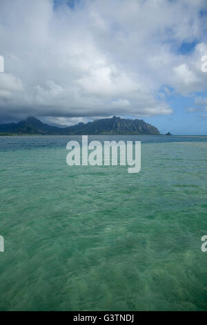 Vue sur Kualoa, les montagnes Koolau et l'île de Mokoli'i (anciennement connu sous le nom de « chapeau de Chinaman ») depuis AHU o laka (Sandbar de la baie de Kaneohe) Banque D'Images