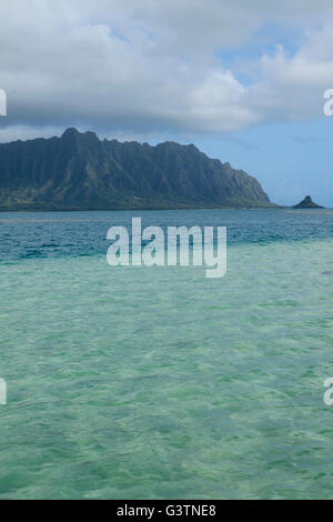 Vue sur Kualoa, les montagnes Koolau et l'île de Mokoli'i (anciennement connu sous le nom de « chapeau de Chinaman ») depuis AHU o laka (Sandbar de la baie de Kaneohe) Banque D'Images