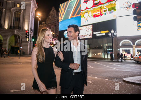 Habillés d'un couple sur la ville de Londres. Banque D'Images