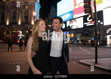 Habillés d'un couple sur la ville de Londres. Banque D'Images