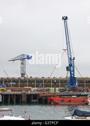 Grues au bord de l'eau dans les docks à Falmouth, l'un des plus grands ports naturels de l'eau profonde en Europe Banque D'Images