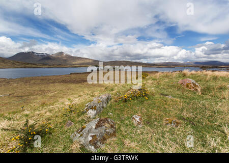 Grampians, Ecosse. Vue pittoresque sur le Loch Tulla avec le Mont Noir de montagnes en arrière-plan. Banque D'Images