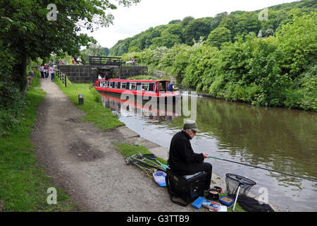 15-04 laissant verrou sur Rochdale Canal, Mytholmroyd, Hebden Bridge Banque D'Images