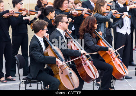 Mettre sur la performance de l'orchestre impromptu St Georges Square Valletta Malte . Banque D'Images