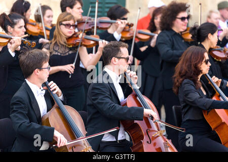 Mettre sur la performance de l'orchestre impromptu St Georges Square Valletta Malte . Banque D'Images