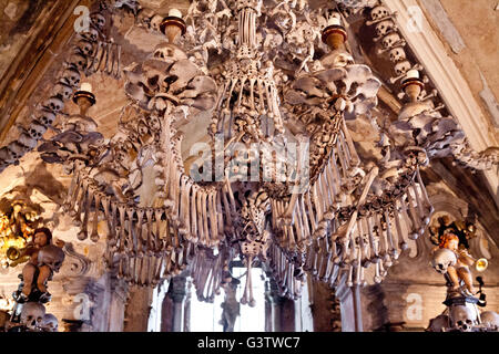 Le lustre qui contient tous les os dans le corps humain dans l'ossuaire de Sedlec, Kutna Hora, République Tchèque Banque D'Images