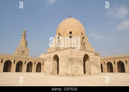 Mosquée d'Ibn Tulun, la cour et le minaret en spirale, Le Caire, Egypte Banque D'Images