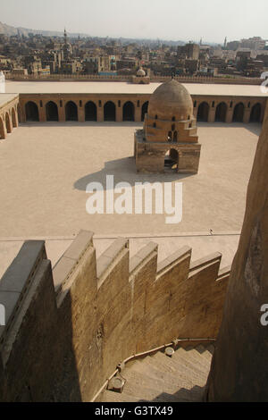 Mosquée d'Ibn Tulun, vue depuis le minaret en spirale sur la cour, Le Caire, Egypte Banque D'Images