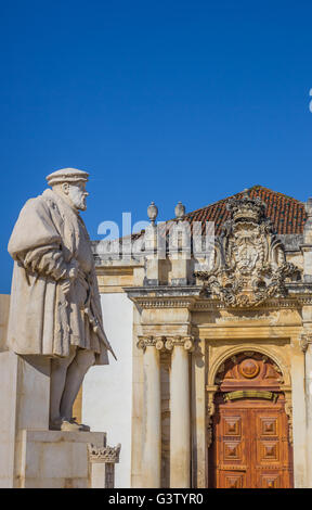 Statue du Roi Joao III sur la place de l'université de Coimbra, Portugal Banque D'Images