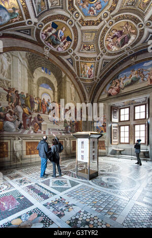 Rome. L'Italie. Les visiteurs admirer les Chambres de Raphaël, Stanza della Segnatura, Musées du Vatican. Musei Vaticani. Banque D'Images