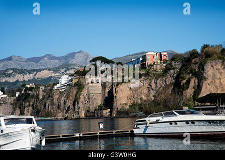 Les falaises de Sorrente depuis le port, la Marina Piccola, avec le ferry pour Capri dans le dock prêt pour le prochain voyage à capri Banque D'Images