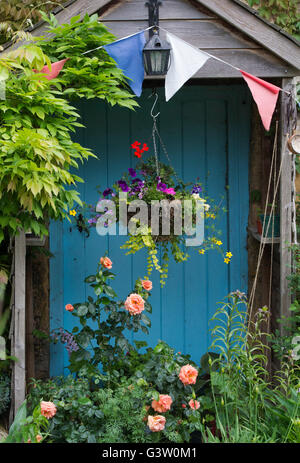 Chaumière porte et jardin avec bunting. En vertu de l'Ashton Hill, Wychavon District, Worcestershire, Royaume-Uni Banque D'Images