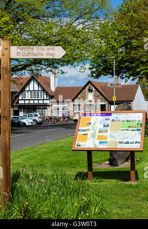 Panneau routier à la fin officielle du Pennine Way, avec la frontière Hotel derrière, Kirk at Yetholm, Scottish Borders, Scotland, UK Banque D'Images