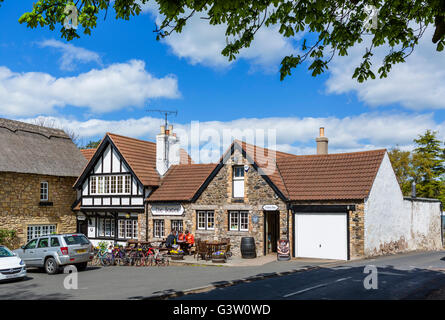 La frontière et de l'hôtel public house, fin officielle de la Pennine Way, Kirk at Yetholm, Scottish Borders, Scotland, UK Banque D'Images