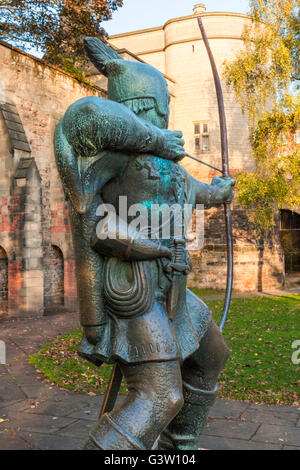 La statue de Robin des Bois, le château de Nottingham, Nottingham, England, UK Banque D'Images