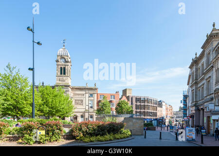 La Guildhall et autres bâtiments entourant la place du marché dans le centre-ville de Derby, England, UK Banque D'Images