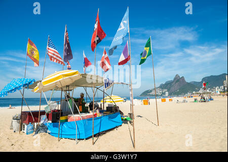 RIO DE JANEIRO - le 4 avril 2016 INTERNATIONAL : je vois des drapeaux au-dessus d'une cabane de plage barraca (brésilien) sur la plage d'Ipanema. Banque D'Images