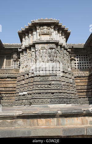 Panneau mural très orné, halebidu temple hoysaleshwara secours, Karnataka, Inde. vue depuis l'Est. Banque D'Images