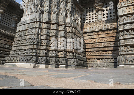 Panneau mural très orné, halebidu temple hoysaleshwara secours, Karnataka, Inde. vue depuis l'Est. Banque D'Images