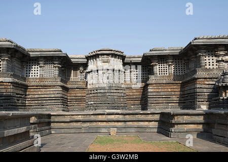 Panneau mural très orné, halebidu temple hoysaleshwara secours, Karnataka, Inde. vue depuis l'Est. Banque D'Images