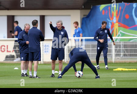 England manager Roy Hodgson (centre) parle de la formation du personnel au cours d'une session de formation au stade de Bourgognes, Chantilly. Banque D'Images