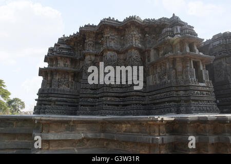 Panneau mural très orné, halebidu temple hoysaleshwara secours, Karnataka, Inde. vue depuis le sud-ouest. Banque D'Images