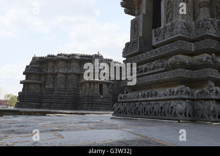 Façade et panneau mural orné, secours, halebidu temple hoysaleshwara, Karnataka, Inde. vue depuis le sud. Banque D'Images